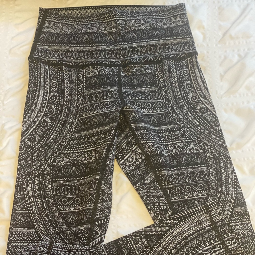 Lululemon Unique and Fun Print Sz 6